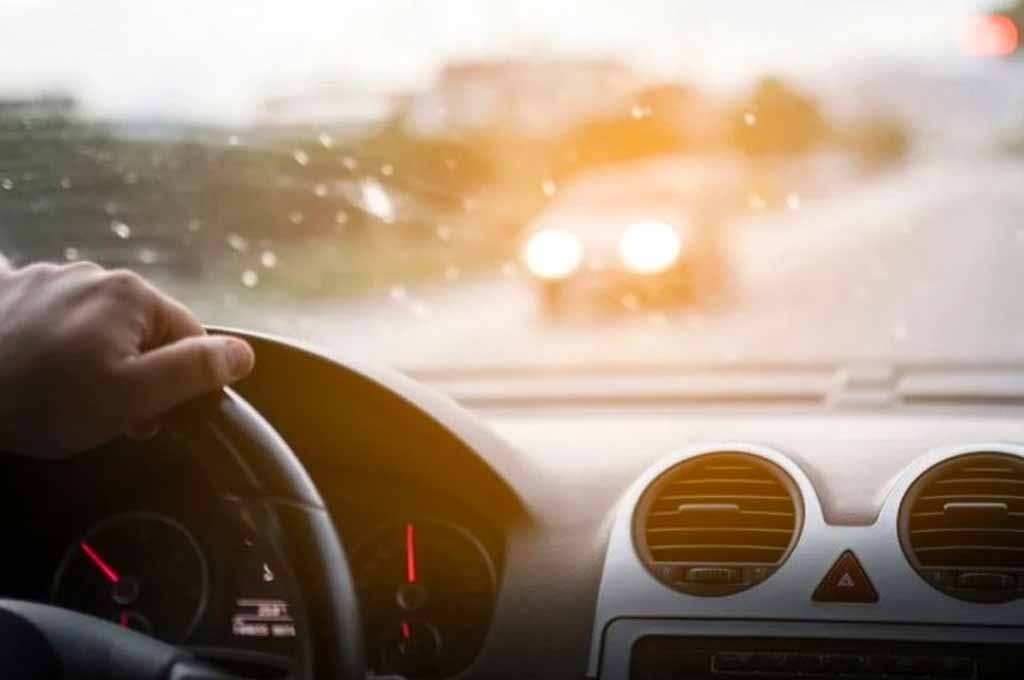Nyetir Truk Saat Hujan, Jangan Nyalakan Lampu Hazard!