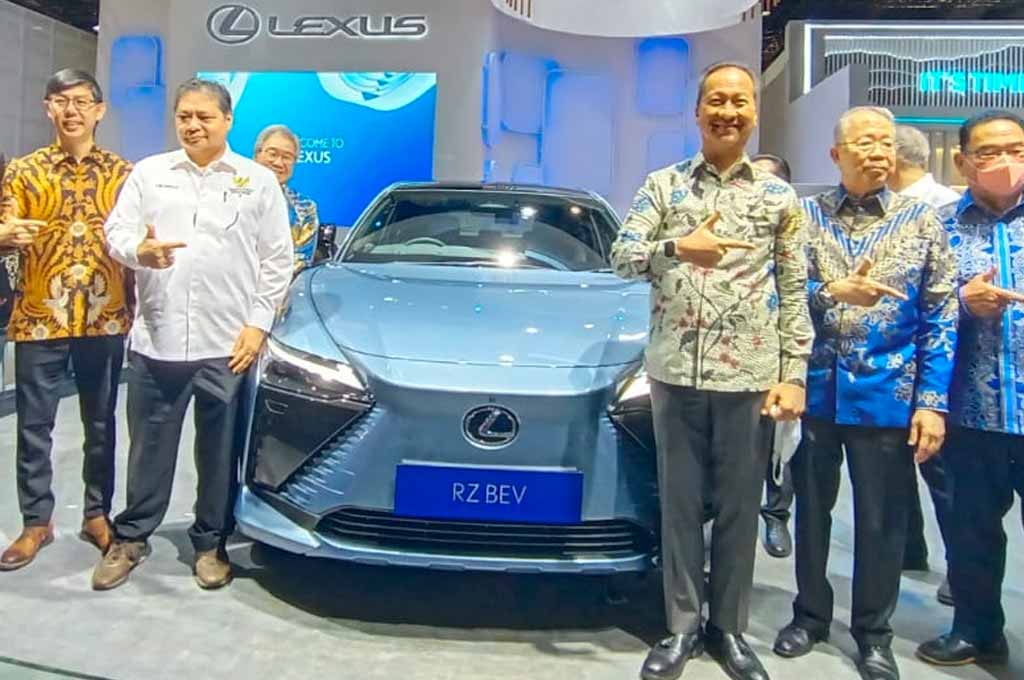 GAIKINDO Jakarta Auto Week 2023 resmi dibuka oleh Menteri Koordinator Bidang Perekonomian, Airlangga Hartarto didampingi Menperin, Agus Gumiwang Kartasasmita dan jajaran pengurus GAIKINDO. AG-Alun
