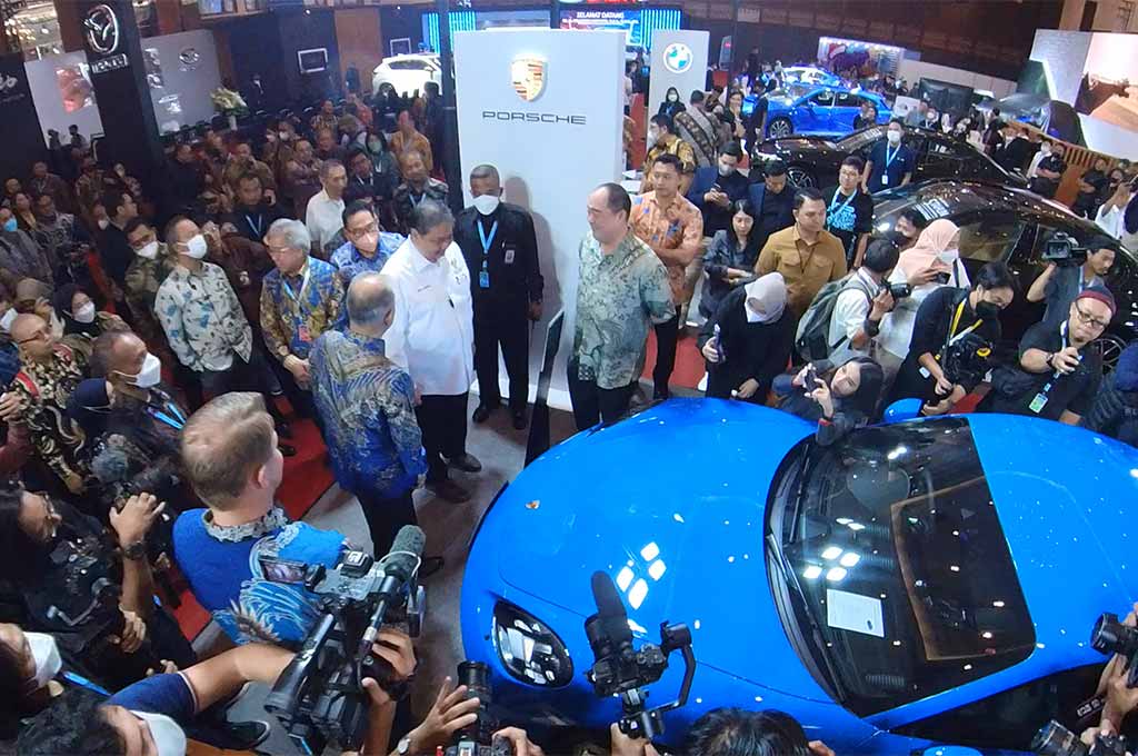 Menko Airlangga Hartarto berharap melalui pameran otomotif seperti GAIKINDO Jakarta Auto Week bisa membuat industri kian peduli soal pemanfaatkan bahan bakar ramah lingkungan. AG-Uda