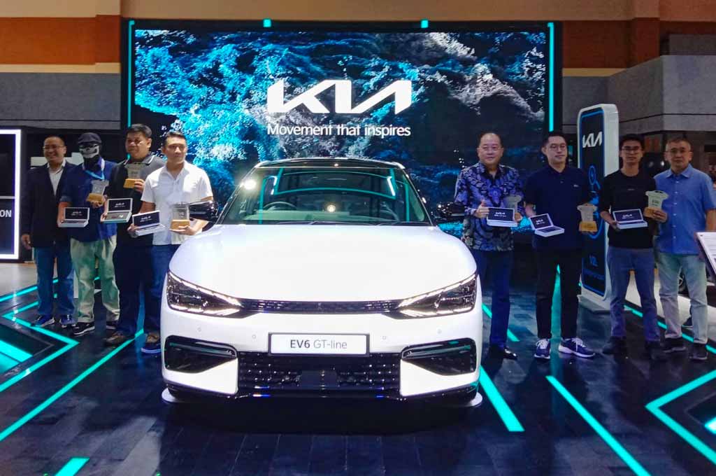 Kia EV6 resmi diserahkan ke konsumen pertama di momentum GAIKINDO Jakarta Auto Week 2023. AG-Alun