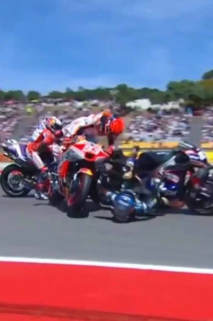 Marc Marquez didenda Double Long Lap Penalty untuk MotoGP Argentina lantaran terlalu agresif dan melanggar regulasi balap MotoGP. GPRI
