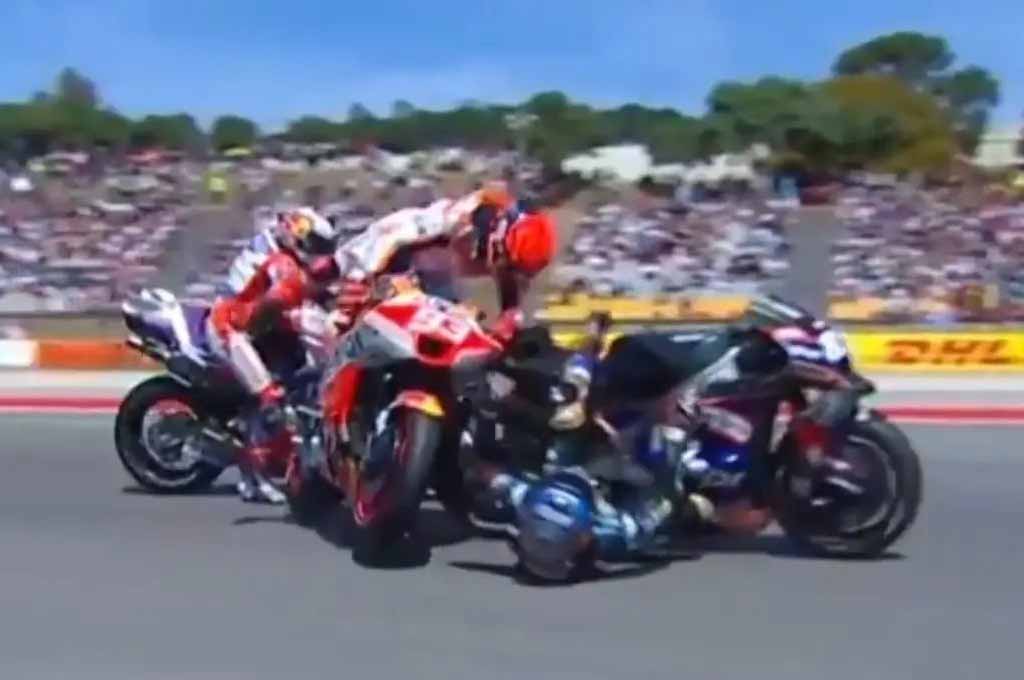 Marc Marquez didenda Double Long Lap Penalty untuk MotoGP Argentina lantaran terlalu agresif dan melanggar regulasi balap MotoGP. GPRI