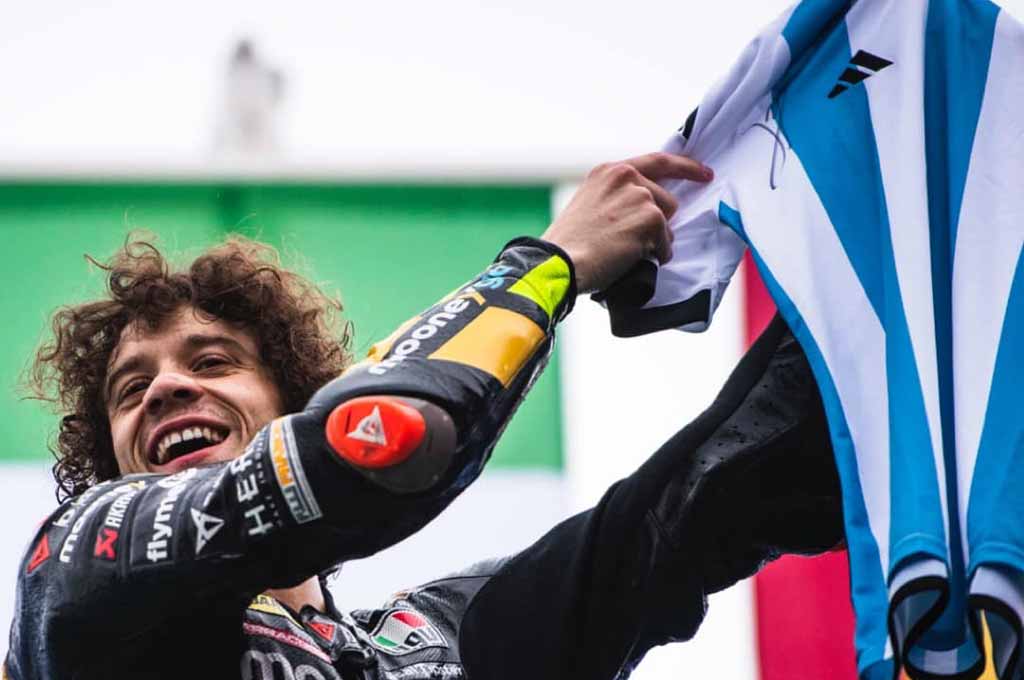 Kemenangan Marco Bezzecchi jadi de javu kemenangan Valentino Rossi di trek yang sama pada 2015 silam. MVRT