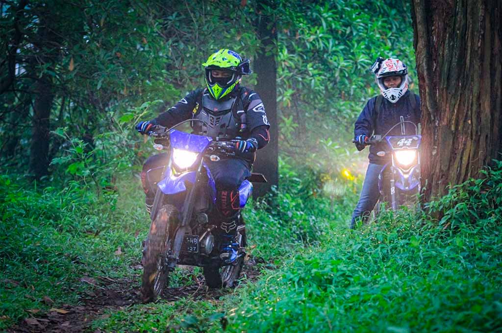 Para pengguna Yamaha WR155R ini ngabuburit di tengah hutan. Yamaha DDS Bogor