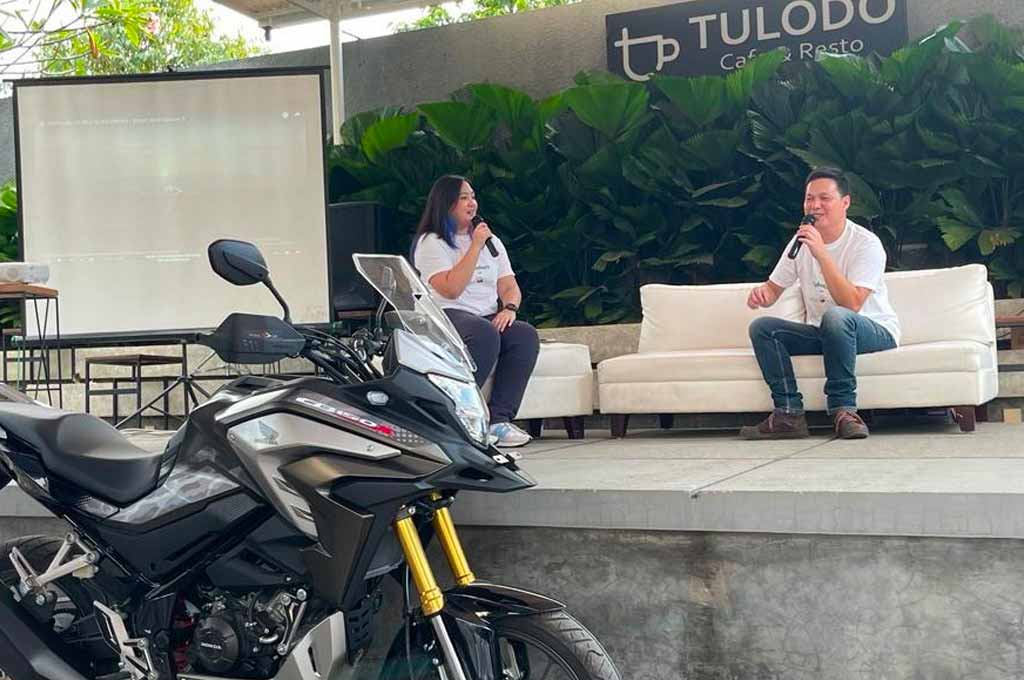 Berbagi cerita bersama petualang bermotor Mario Iroth di momentum ngabuburit bersama komunitas motor Honda di Jawa Barat. DAM