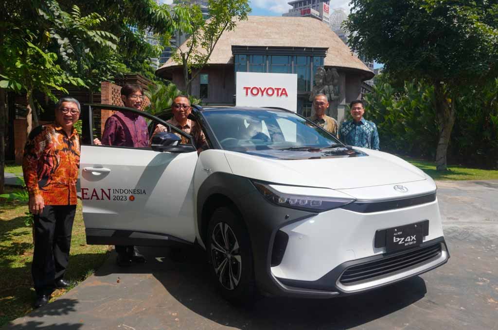 Toyota Indonesia menyerahkan bZ4X Battery Electric Vehicle (BEV) kepada Kementerian Sekretariat Negara untuk digunakan di ajang KTT ASEAN. TAM