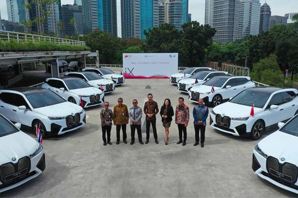 BMW Indonesia serah terima 13 mobil full listrik BMW iX, wujud dukungan bagi para pemimpin negara anggota ASEAN dalam Konferensi Tingkat Tinggi (KTT) ASEAN ke-42. BGI