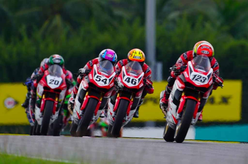 Tiga pembalap Indonesia serbu podium di kelas AP250 Asia Road Racing Championship 2023. AHRT