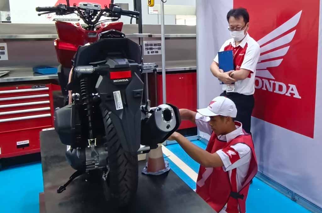 Mekanik Honda asal Bandung ini gondol kemenangan di kontes mekanik Honda se-Asia Oceania. AHM