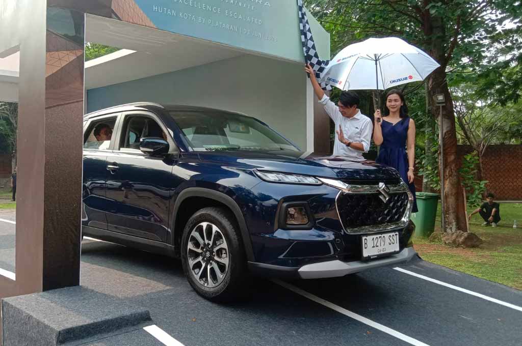 Suzuki serahkan Grand Vitara kepada pemilik pertama di Indonesia. AG-Alun