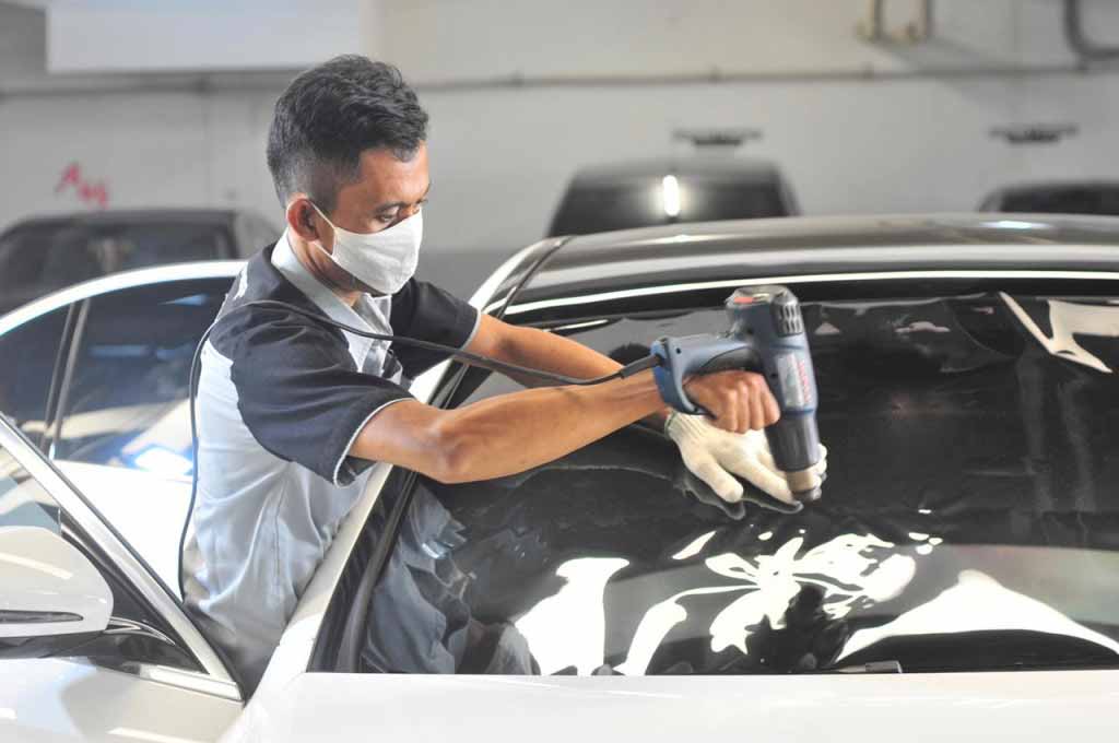 Menggunakan kaca film yang terang namun tetap bisa bikin adem dalam kabin, jadi hal unik yang ditawarkan oleh V-Kool. VK