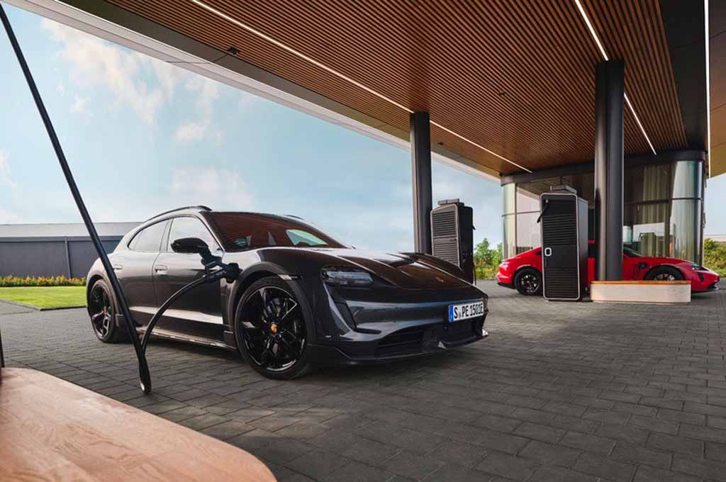 Porsche kini punya charging lounge untuk kebutuhan pengisian daya mobil listrik mereka. PI
