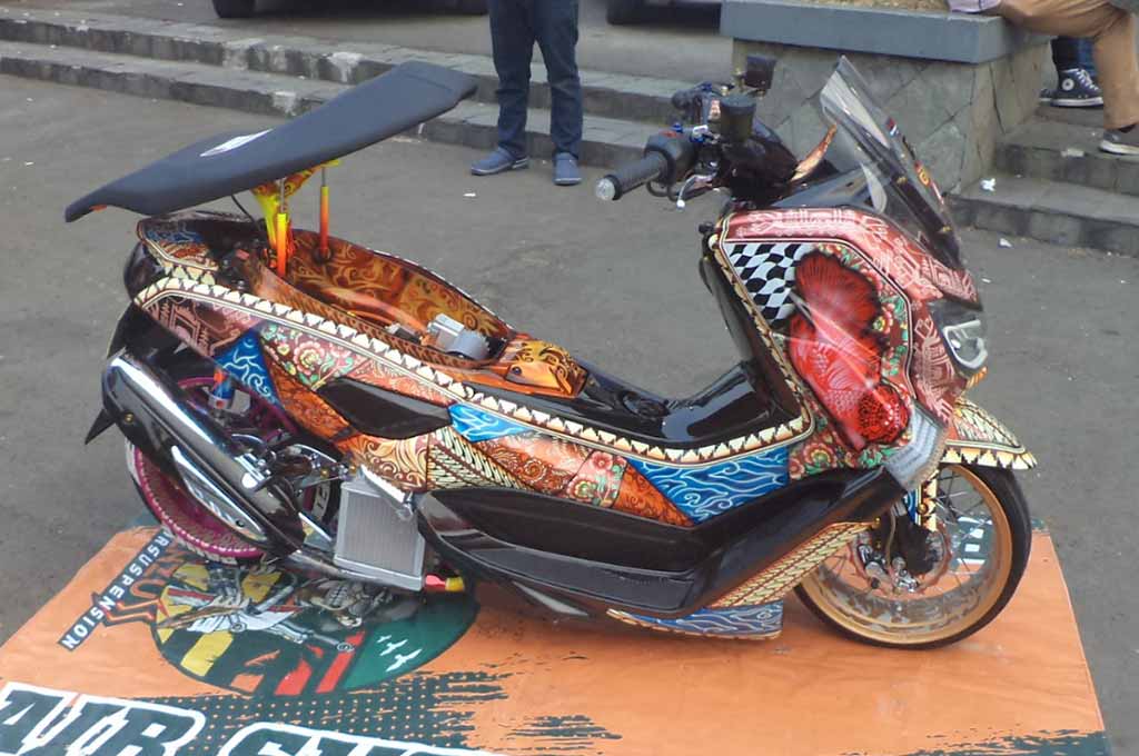 Yamaha Nmax ini usung tema batik menjaga budaya bangsa Indonesia dan menggunakan suspensi udara. VS