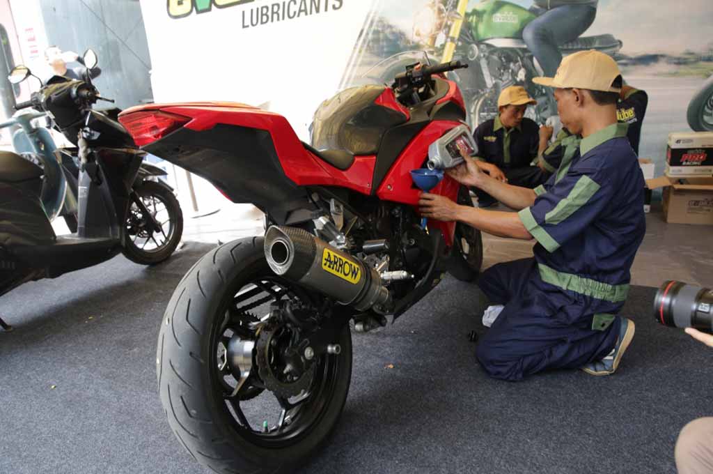 Oli motor merek ini dikatakan tahun ini kembali memperoleh penghargaan Indonesia Original Brand (IOB). AG-Alun