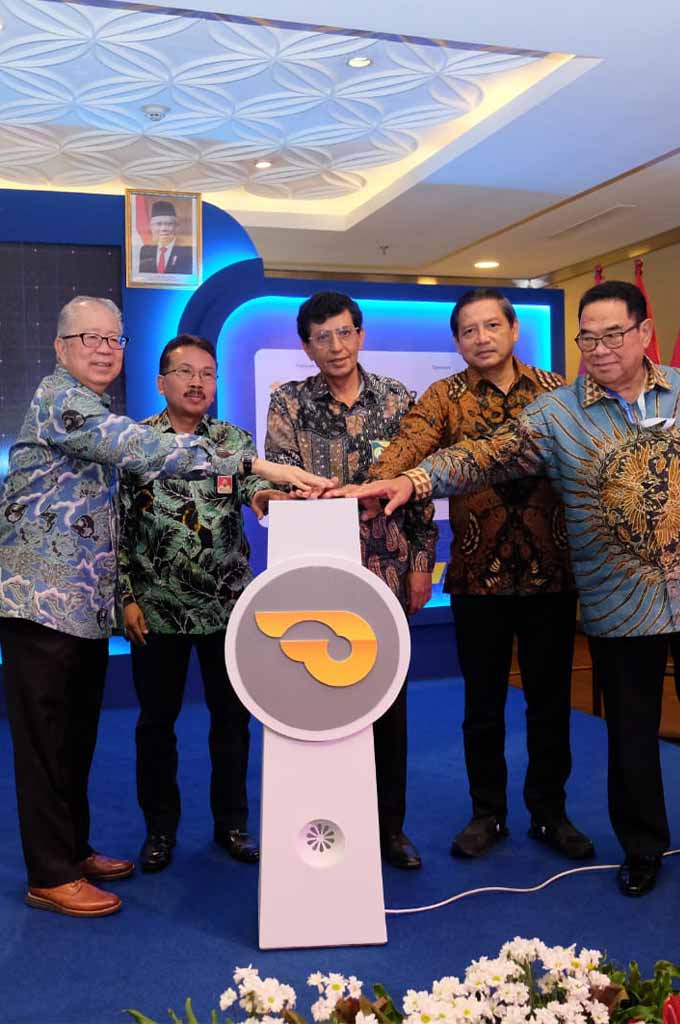 GIIAS Surabaya resmi dibuka oleh Dirjen ILMATE didampingi pejabat daerah dan Ketua GAIKINDO. SE