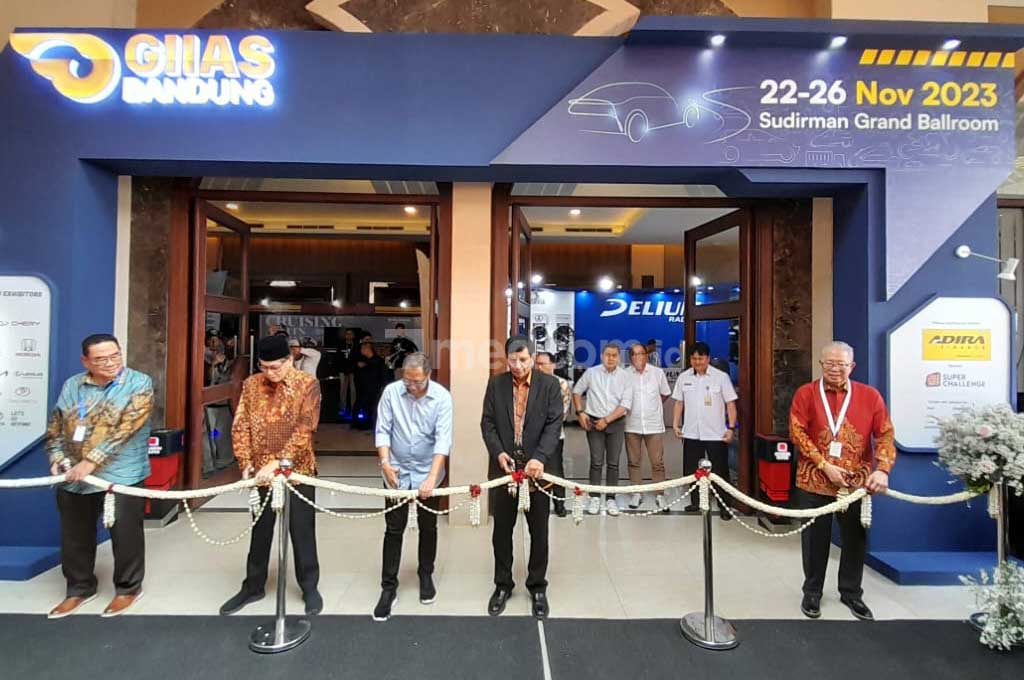 GIIAS Bandung dibuka, pemerintah daerah pede angka transaksi dari pameran ini mencapai Rp1 triliun. DOT