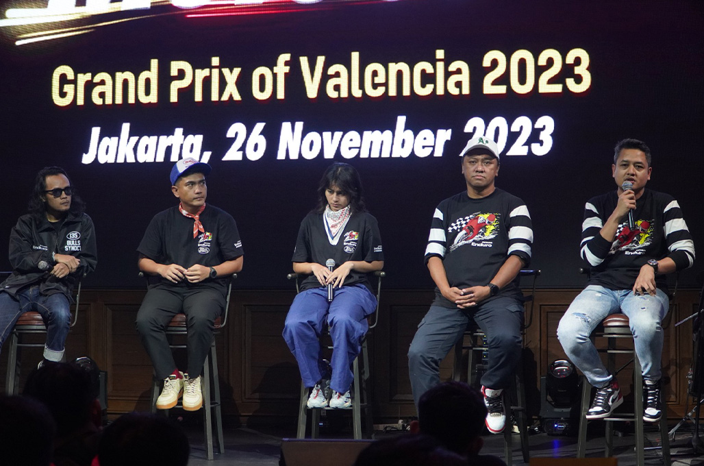 Pertamina Pelumas menjelaskan kerja sama dengan VR46 MotoGP Team di hadapan bikers peserta nonton bareng - Pertamina