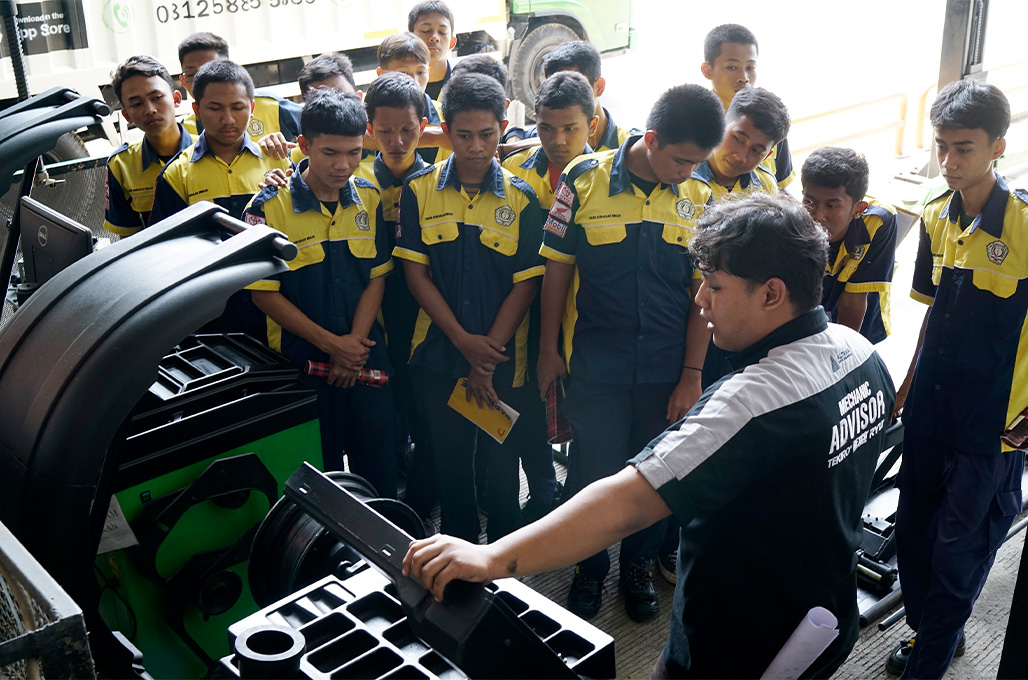 Ratusan siswa SMK otomotif dari tiga sekolah mengunjungi kantor perkakas otomotif Tekiro - Tekiro