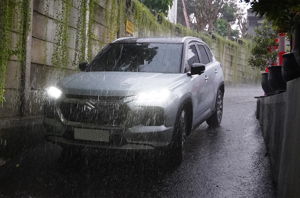 Fitur penting dan fungsional pada mobil ketika sedang dikendarai di tengah hujan deras - SIS