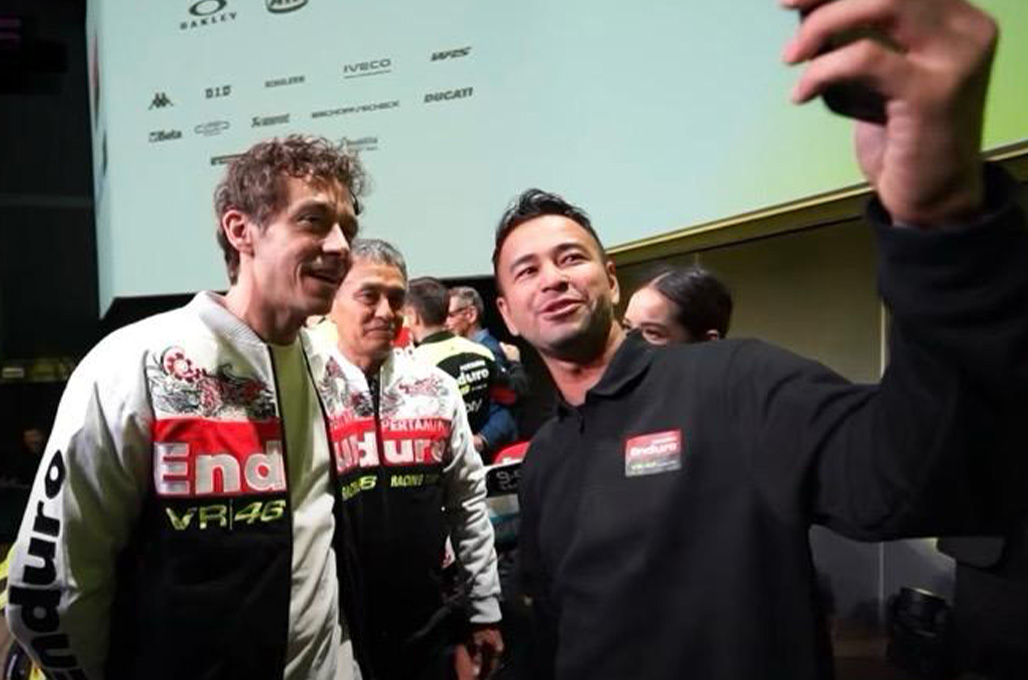 Rossi dan dua pembalap Pertamina Enduro VR46 Racing Team memakai jaket warna merah putih bercorak batik - PTPL