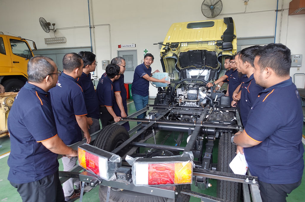 Edukasi teknologi truk Euro 4 dan truk listrik kepada para guru dan siswa SMK melalui program KTB Fuso VEP - KTB