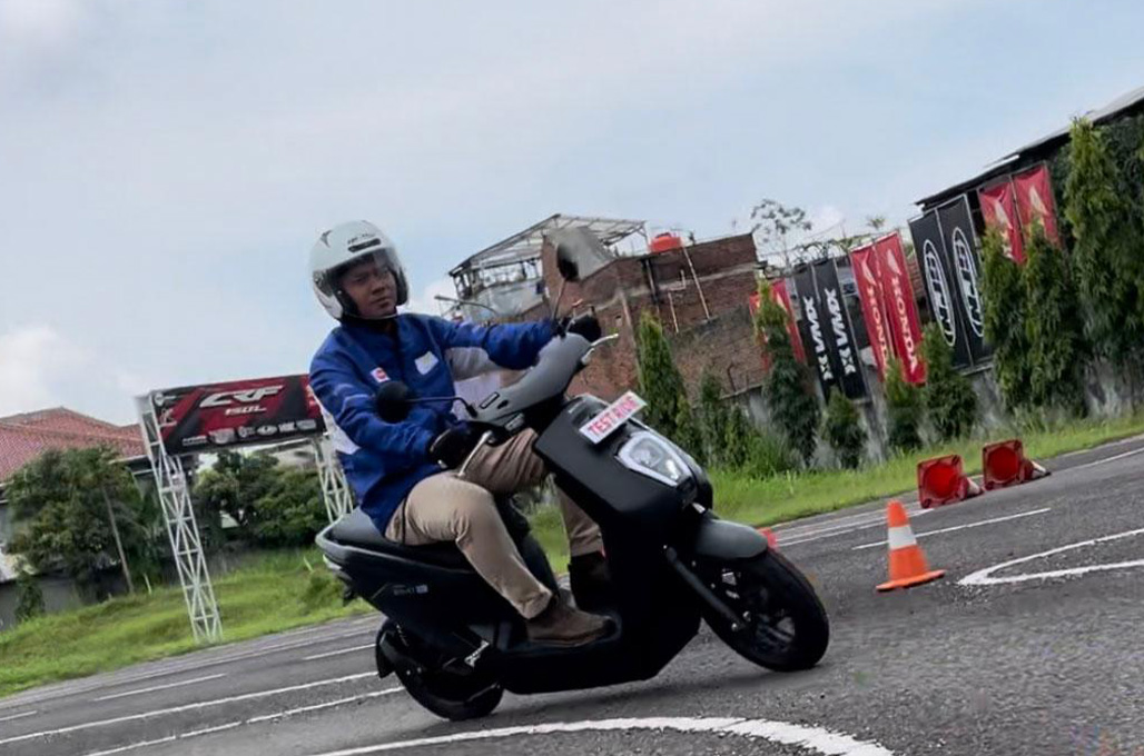Ketika DAM mengajak puluhan bikers Honda PCX untuk menjajal motor listrik EM1 e - DAM 
