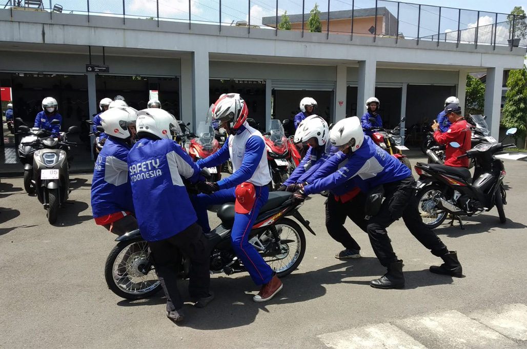 Honda Motor menggelar pelatihan safety riding untuk skuad PMI - DAM