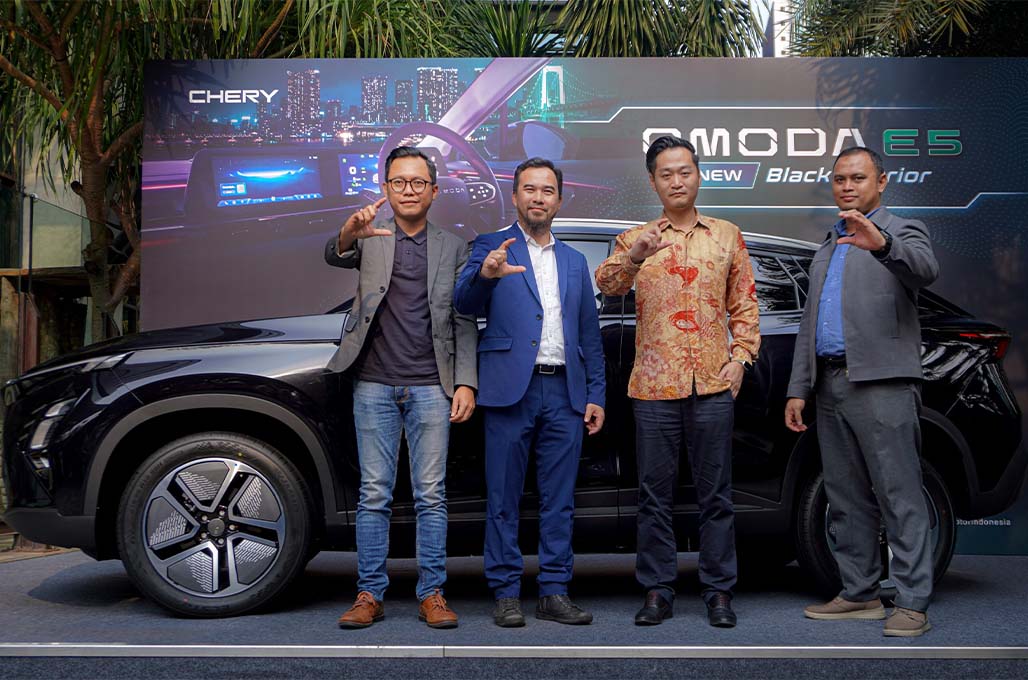 (Eko Fachruroji, Product Planning Manager PT CSI, Rifkie Setiawan, Head of Brand Department PT CSI, Zeng Shuo, Assistant Vice President PT CSI, Reza Deniar, Head of After Sales PT CSI dalam acara peluncuran varian Black Interior Chery OMODA E5) - CSI