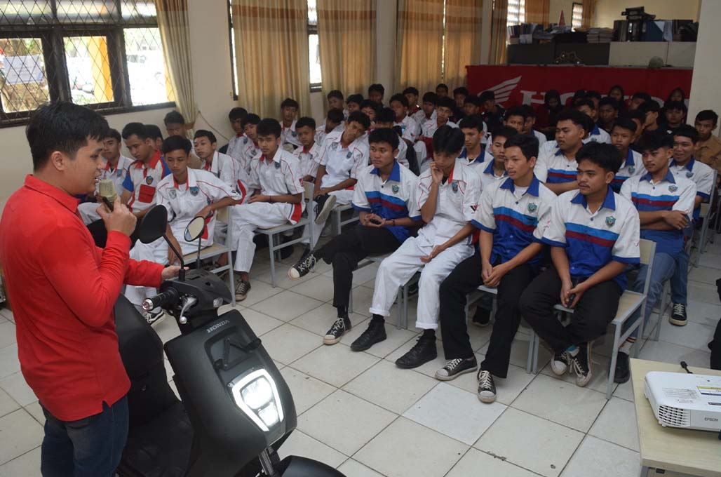 Melalui AHBI, Wahana bareng AHM melakukan edukasi ratusan pelajar SMK binaan seputar motor listrik - WMS