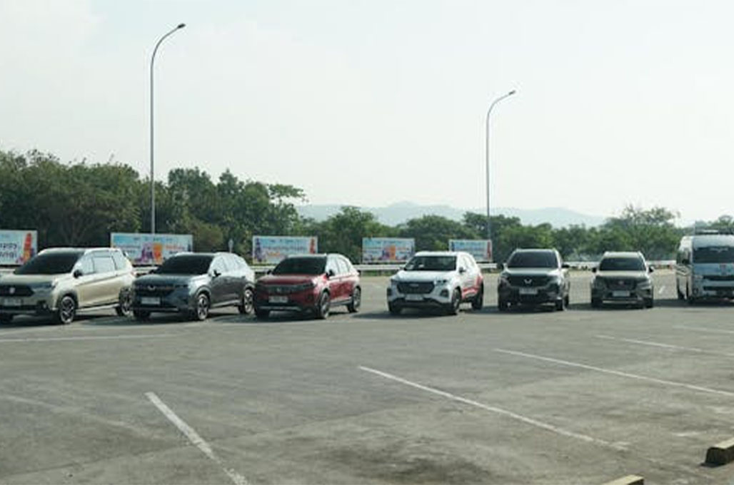 Beberapa merek mobil test drive bareng bedah fitur di ajang Holiday on Wheels IIMS Surabaya 2024 - IIMS