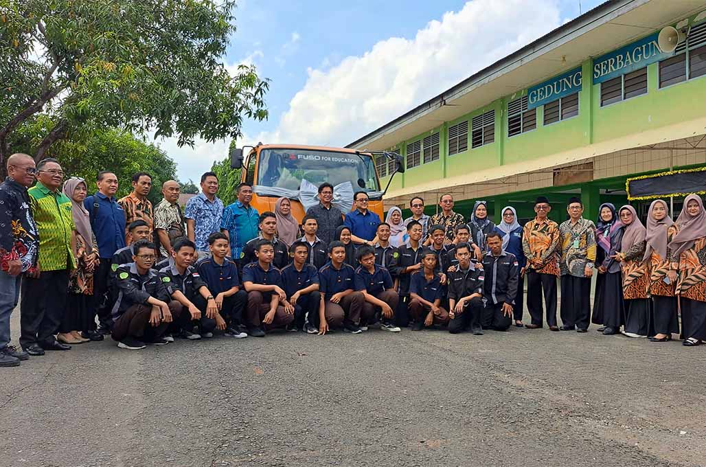Fuso Fighter X Euro 4 Siap Dibedah Siswa dan Guru SMK di Makassar
