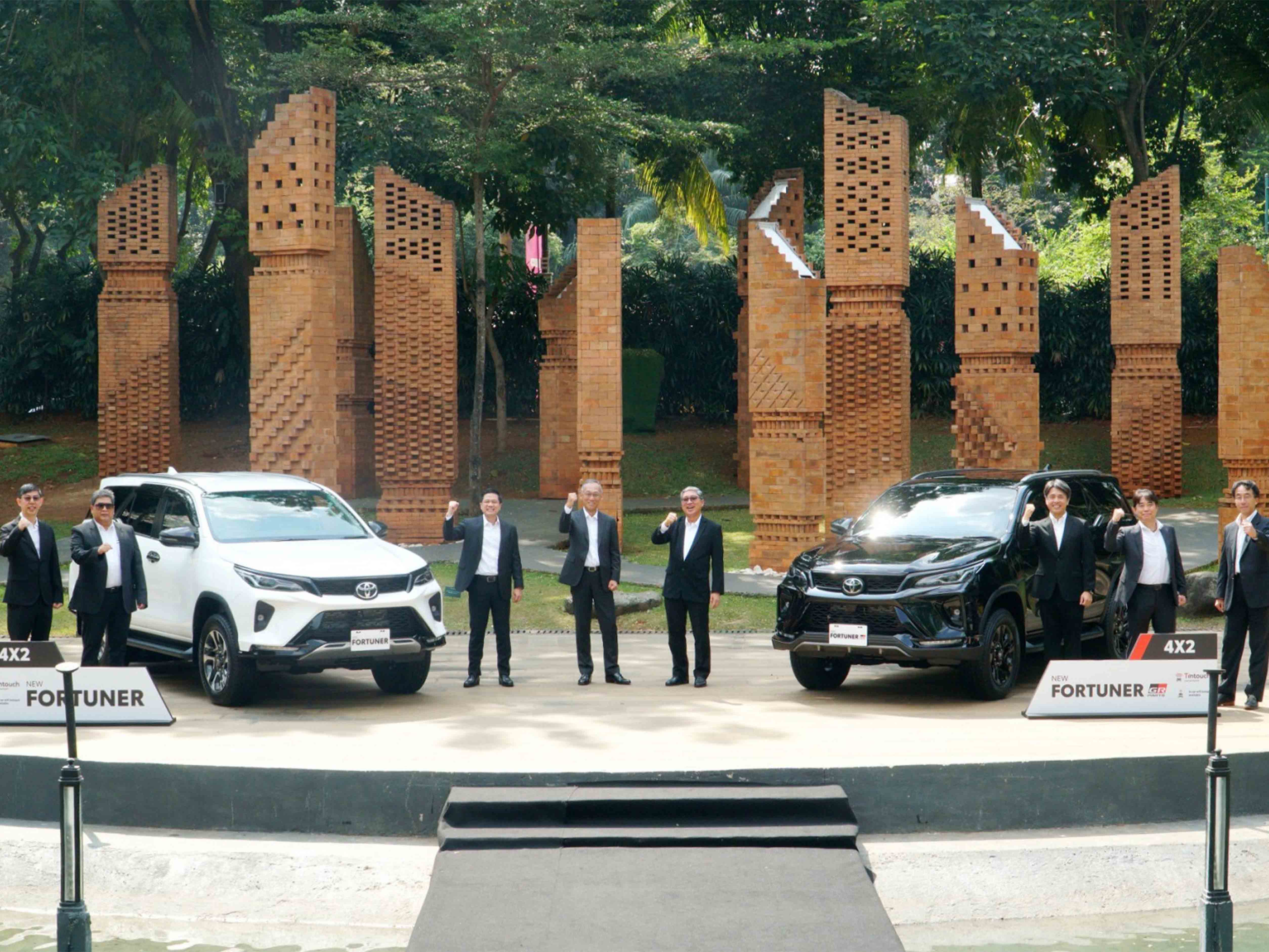 New Fortuner 2.8 GR Sport 4x4 with TSS Jadi Toyota Pertama di Indonesia dengan In-Car Wifi Hotspot