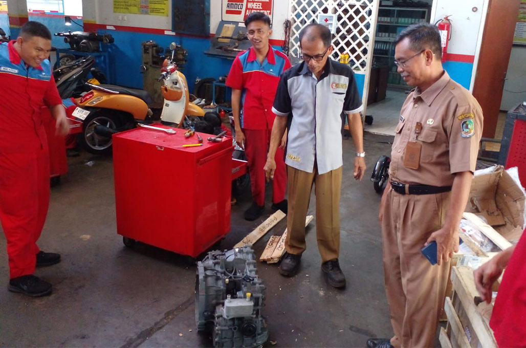 Dukung Pendidikan Otomotif, DFSK Kirim Alat Bantu Belajar untuk Siswa SMK