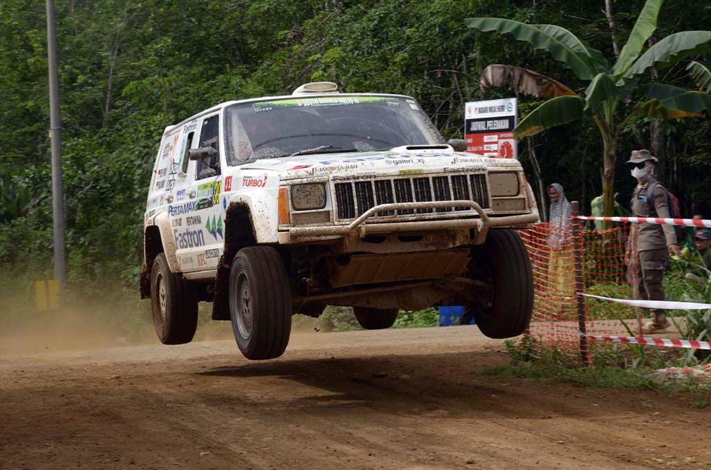 Cherokee Antarkan Refly Febriansyah Juarai South Borneo Rally 2024