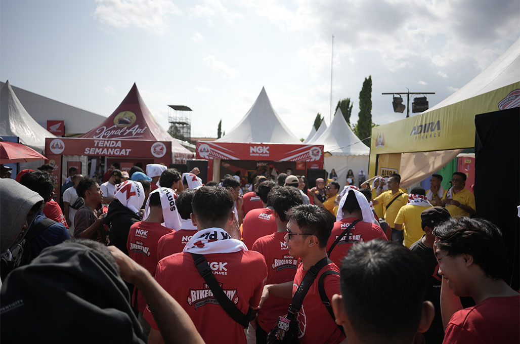 NGK Edukasi Beda Busi Asli dan Palsu Kepada Ribuan Bikers Honda