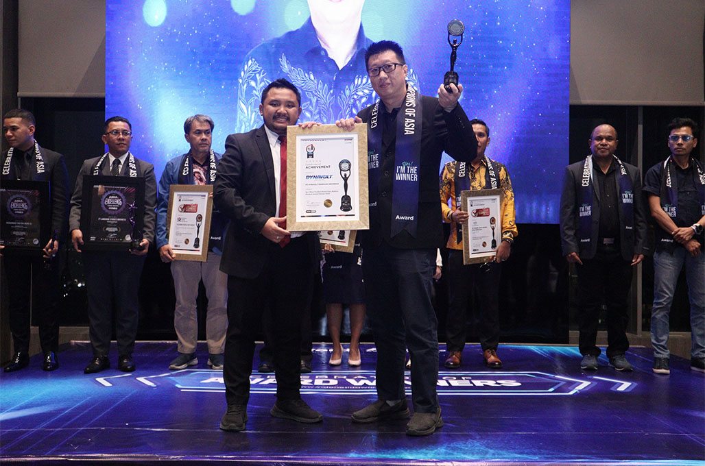 Direktur Marketing PT Dynavolt Teknologi Indonesia, Teddy Go menerima sertifikat Trusted Brand Award dari Indonesia Award Magazine 2025