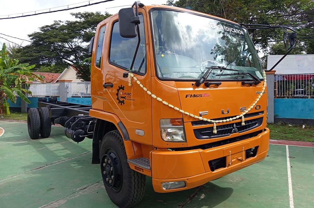 Mitsubishi Fuso Seberangi Pulau Donasikan Fighter ke SMK di Madura