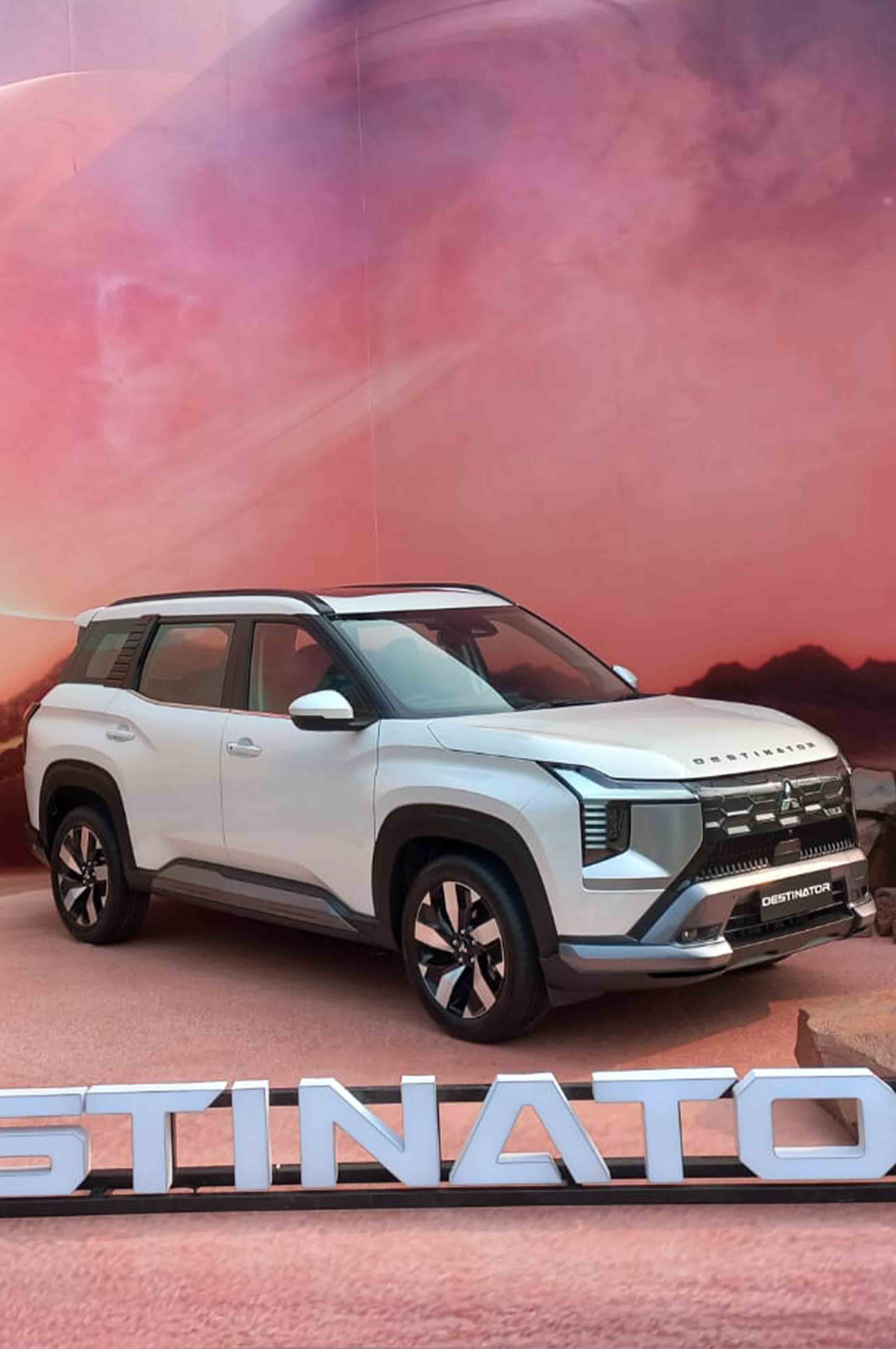 Mitsubishi Destinator Siap Jadi Detonator di Pasar SUV 7-Seater  