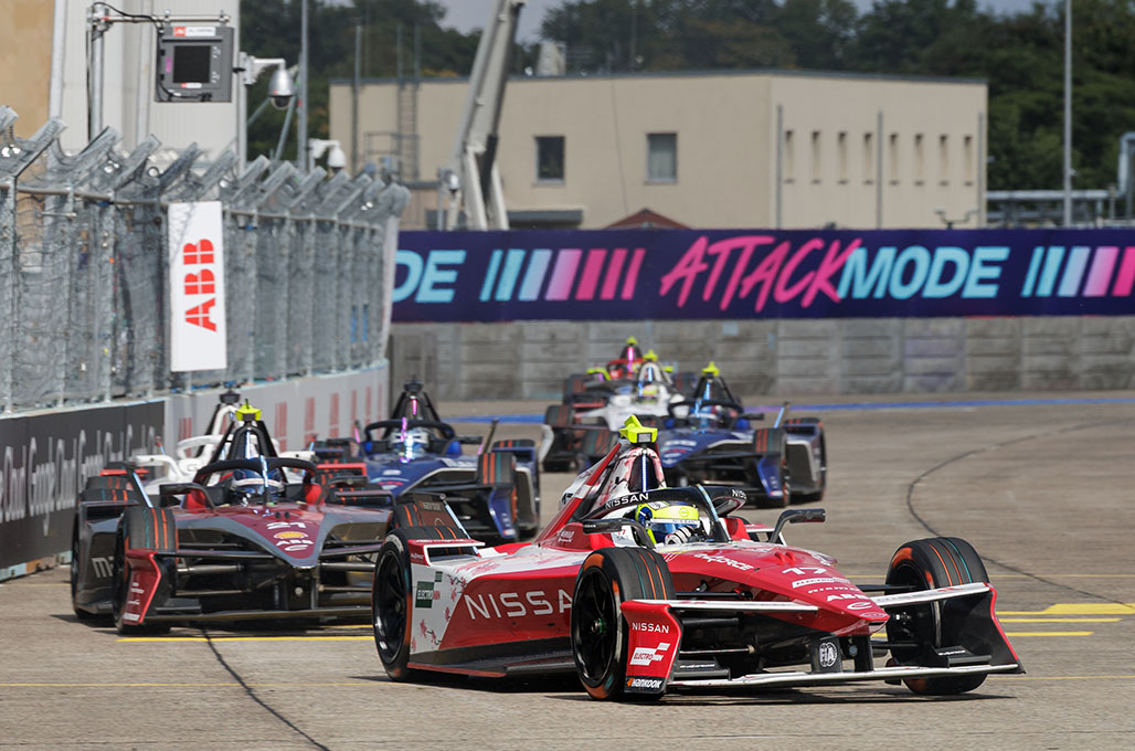 Oliver Rowland Persembahkan Gelar Juara Dunia Pembalap untuk Tim Nissan Formula E  
