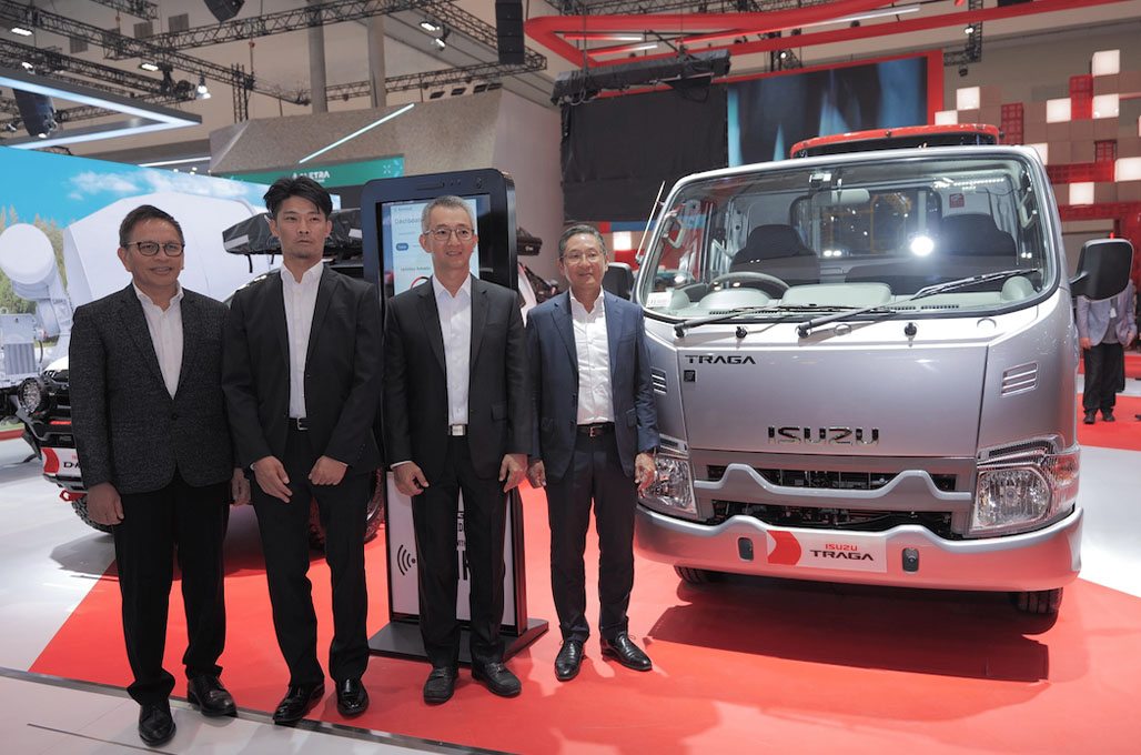 Isuzu Rilis New MU-X 4WD dan Boyong Traga Edisi 50 Tahun di GIIAS 2025