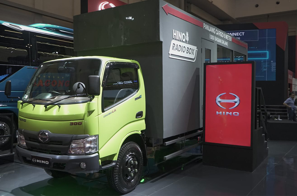 Perkuat Segmen Truk Ringan, Hino300 Series 136 MDLR Melantai di GIIAS 2025
