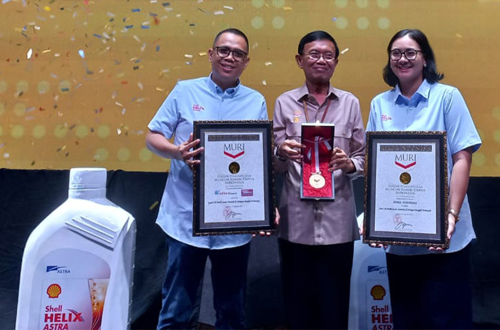 Astra Otoparts dan Shell Indonesia Raih MURI Ganti Oli Mobil Terbanyak Serentak