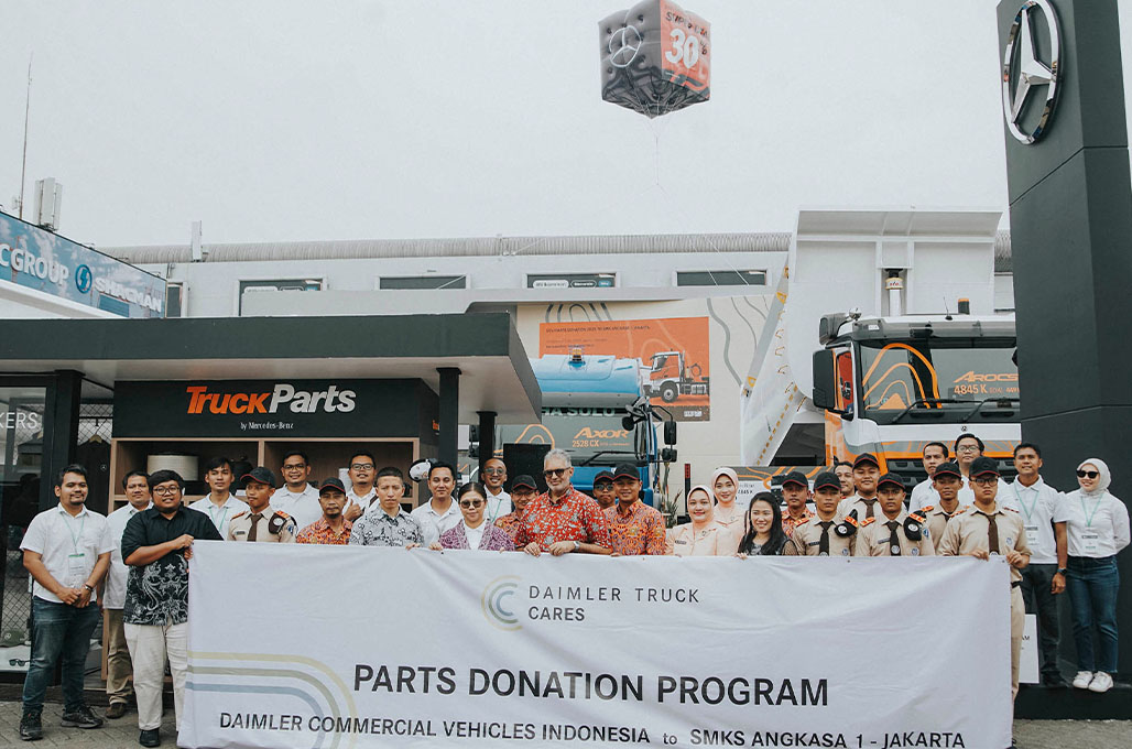 DCVI Donasi Mesin Bus Mercedes-Benz OF 917 untuk Siswa SMK 1 Angkasa