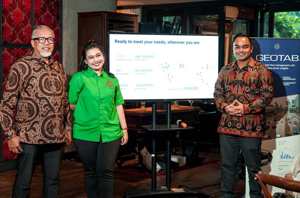 (kiri-kanan) Sudaryono (PT Solusi Monitoring Indonesia), Natasya (Alamui), dan Adam Ahmad (Geotab) berfoto bersama dalam acara Geotab Dine & Connect yang berlangsung di Jakarta, Rabu (19/11/2025)
