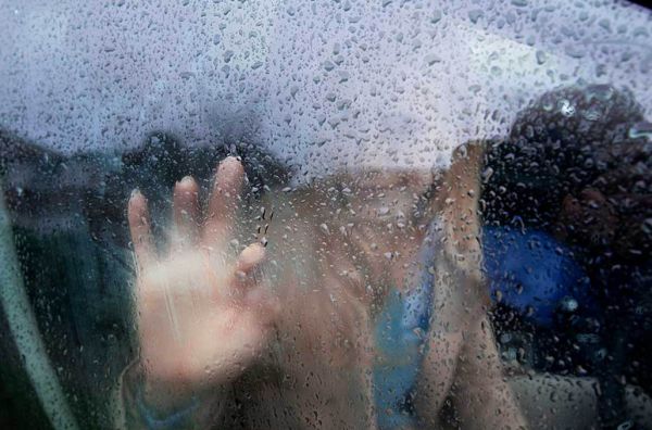 Kaca Mobil Berembun Saat Hujan? Begini Cara Mengatasinya