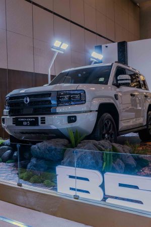 Denza Pamer D9 Sekaligus Debut Perkenalan B5 di Indonesia