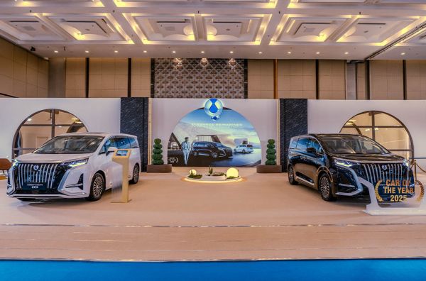 Denza Pamer D9 Sekaligus Debut Perkenalan B5 di Indonesia