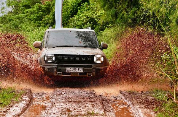 Jetour T2 Dirancang Tangguh untuk Berbagai Medan, Unjuk Kekuatan Lewat Atraksi Struktur yang Kokoh