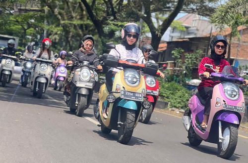 Hari Kartini, Sejumlah Pengendara Motor Honda Wanita di Kota Bandung Perkuat ‘Cari Aman’