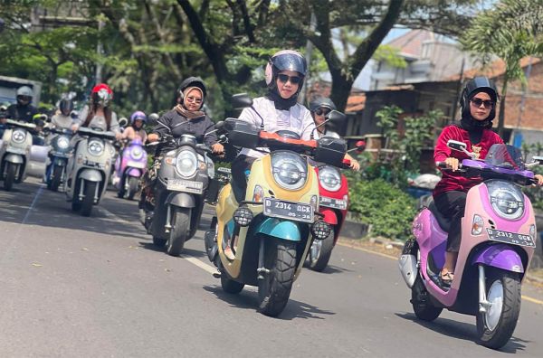 Hari Kartini, Sejumlah Pengendara Motor Honda Wanita di Kota Bandung Perkuat ‘Cari Aman’